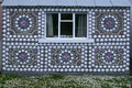 Les Shetlandais ont parfois des goûts curieux poue décorer les façades de leurs maisons. Celui ci a opté pour un savant méli-mélo de coquillages. Shetlands Ile 