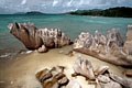 plage avec des rochers aux formes les plus diverses  