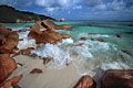 l'eclatement des vagues sur les rochers d'anse lazio est un spectacle dont on ne se lasse pas  